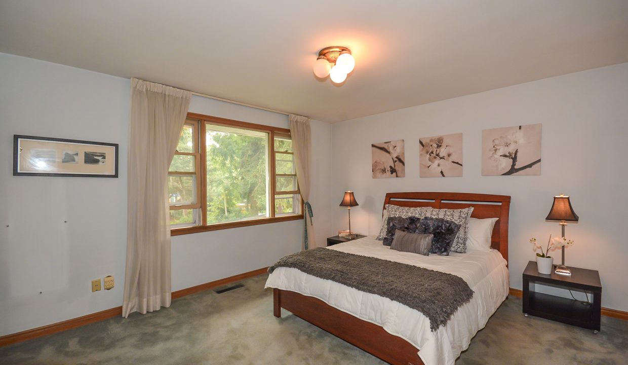 29_masterbedroom1