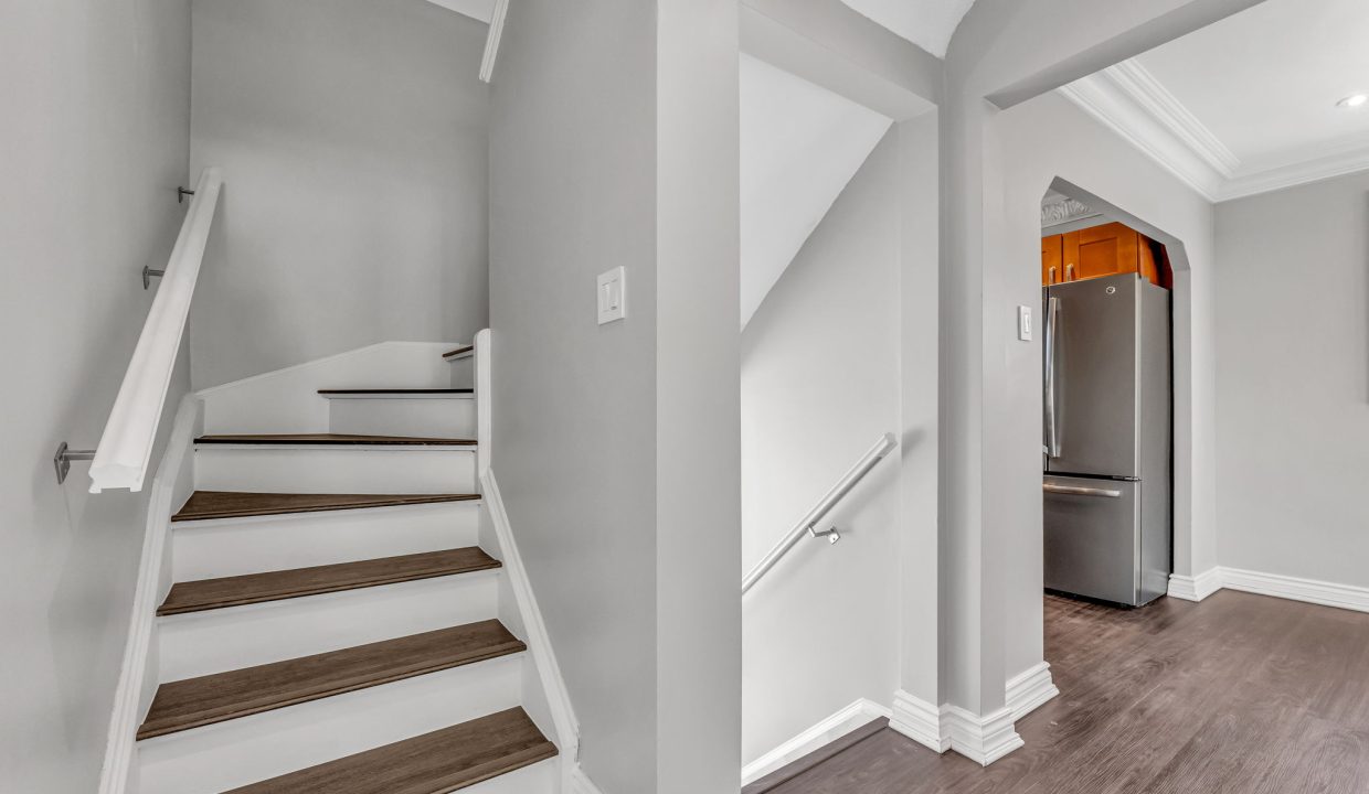 18-web-or-mls-22_001_Staircase