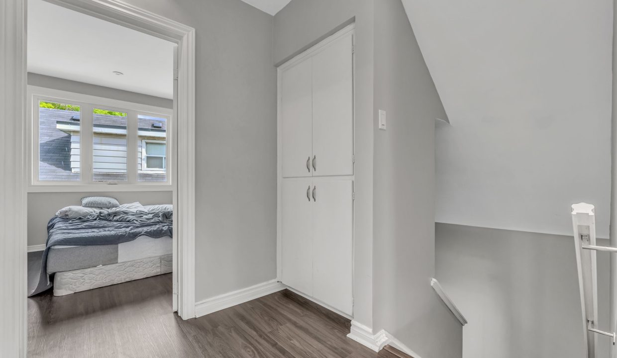 19-web-or-mls-23_001_Upper Hallway