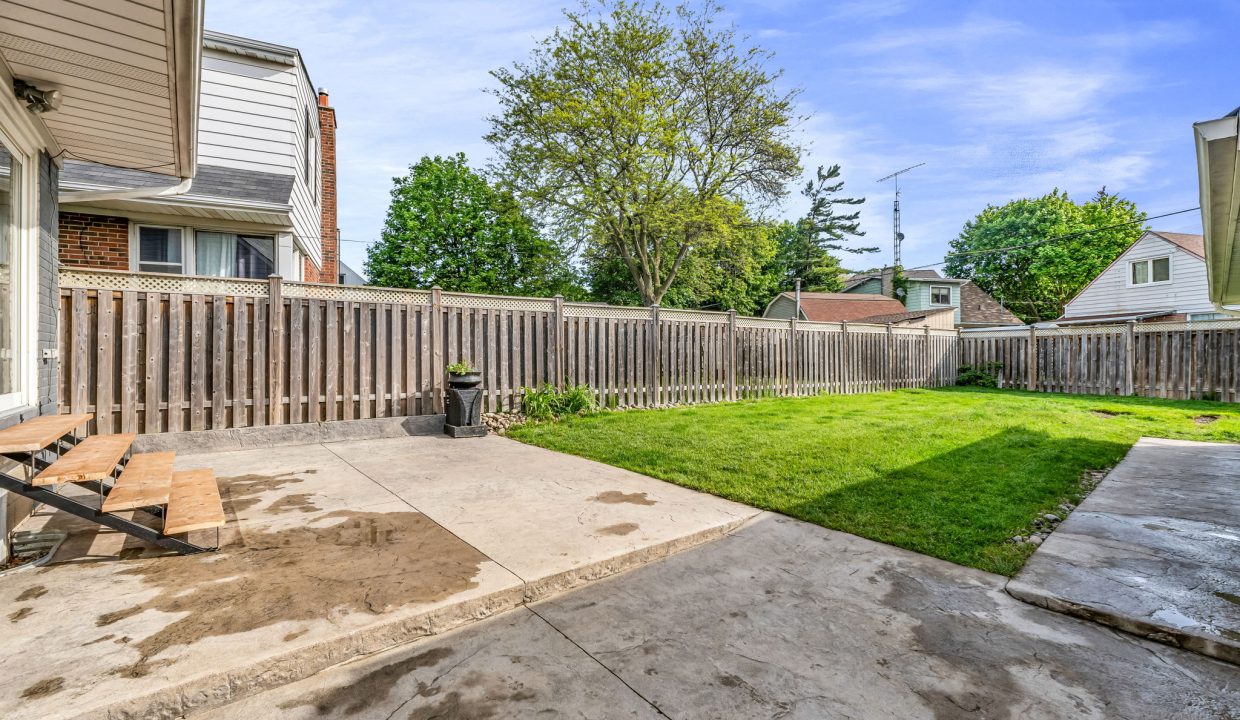 38-web-or-mls-74_001_Backyard