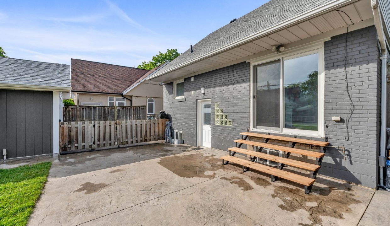40-web-or-mls-74_003_Backyard