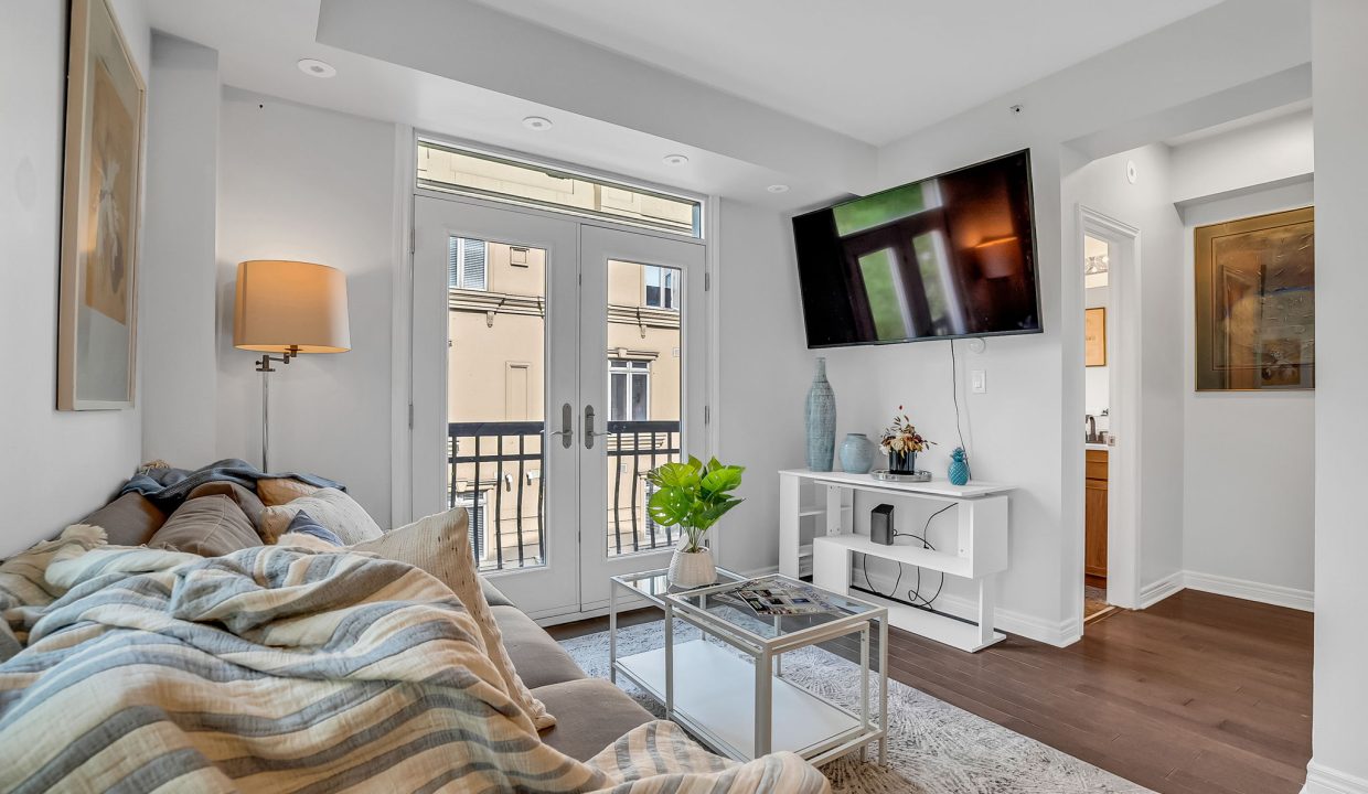 15-web-or-mls-15-living room3