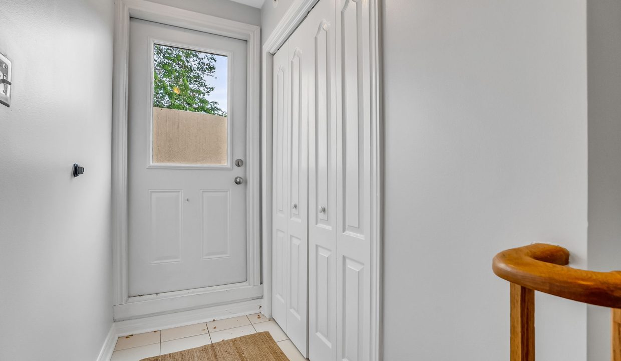 30-web-or-mls-30-4th floor & laundry1